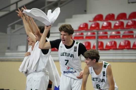 Šveicarus sutriuškinę 16-mečiai – Europos čempionato ketvirtfinalyje