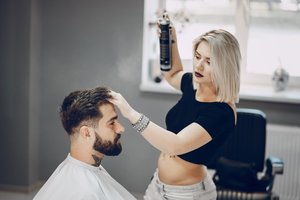 Lietuvoje apsilankęs amerikietis nuėjo apsikirpti: apstulbo, kaip pasielgė salono darbuotojos