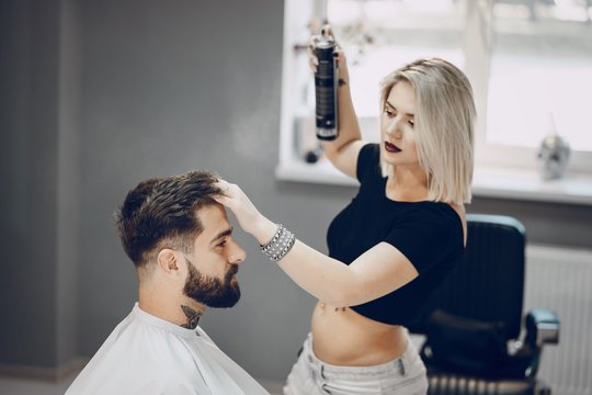 Lietuvoje apsilankęs amerikietis nuėjo apsikirpti: apstulbo, kaip pasielgė salono darbuotojos