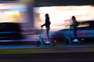 Australijoje išgėrusi britė elektriniu paspirtuku nutrenkė vyrą: gresia iki 20 metų kalėjimo