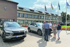 Pažiūrėjo, kokiais automobiliais važinėjasi seniūnijų darbuotojai: nustebsite, ką galima išvysti garažuose