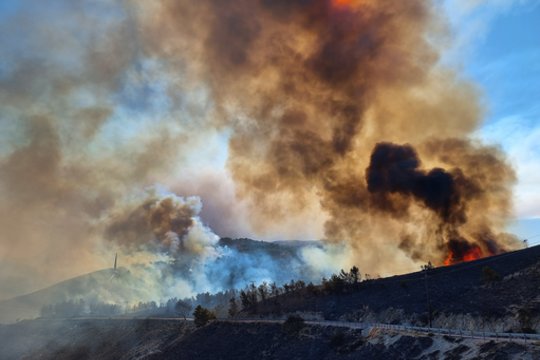 Turistų pamiltoje Graikijoje – tikras pragaras: liepsnojant virš 100 gaisrų šalis sukasi pagalbos į ES 