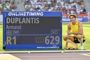 13-asis rekordas – A. Duplantis ir vėl šuolyje su kartimi sukūrė stebuklą