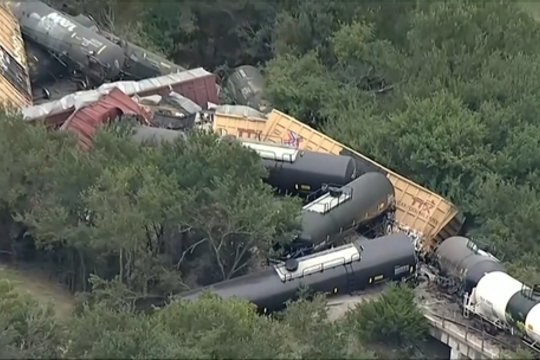 Teksaso valstijoje nuo bėgių nuvažiavo traukinys su 35 vagonais: galėjo gabenti pavojingas medžiagas