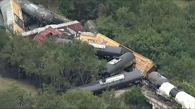 Teksaso valstijoje nuo bėgių nuvažiavo traukinys su 35 vagonais: galėjo gabenti pavojingas medžiagas