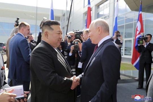 Prieš susitikimą su D. Trumpu – V. Putino skambutis bičiuliui: Kim Jon Unas davė vieną pažadą