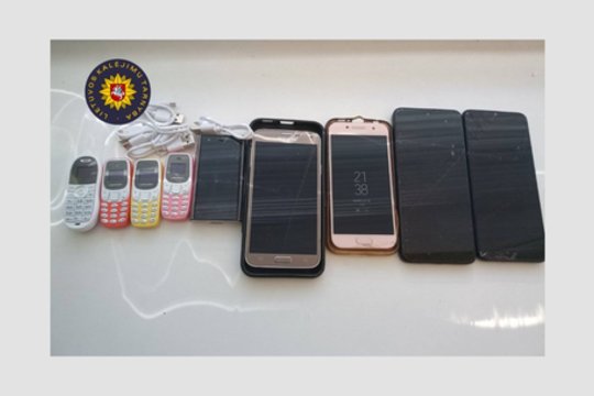 Tris kalėjimus atakavo draudžiamų daiktų mėtytojai – visus siuntinius perėmė pareigūnai