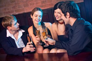 Gyventojų nuomonė apie priklausomybes: smerkia, bet patys įkalbinėja išgerti