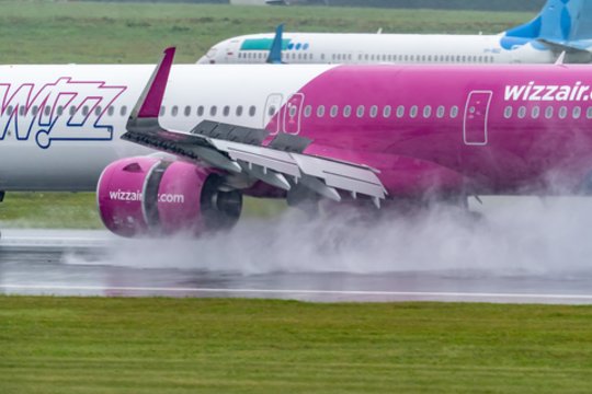 Daugybėje variklių – brokas: nutupdyti lėktuvus priversta „Wizz Air“ klimpsta į bėdas