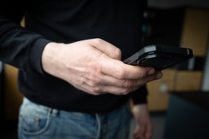 Sukčiai juokina internetą: neturint automobilio – SMS žinutės apie greičio viršijimą