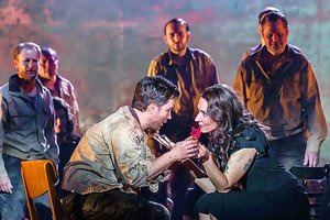 Opera bloškė į nepatogios tiesos bedugnę: pakyla uždanga, o Karmen kūnas be gyvybės ženklų rieda