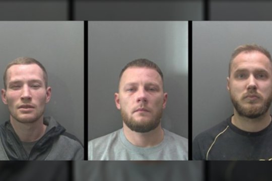 Jungtinėje Karalystėje už grotų pasiųsti trys lietuviai: pavogė automobilių už įspūdingą sumą