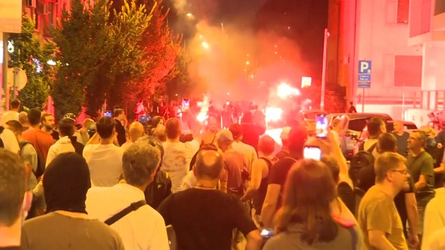 Protestai Serbijoje iššaukė smurtinius susirėmimus: A. Vučičius grasina „išvalyti“ miestus