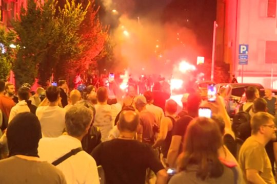 Protestai Serbijoje iššaukė smurtinius susirėmimus: A. Vučičius grasina „išvalyti“ miestus