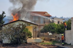 Graikijos ugniagesiai praneša apie pažangą gesinant miškų gaisrus