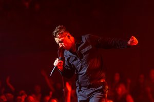 Alano Chošnau solinės kūrybos jubiliejus Palangoje: angelas publikoje, partizano dukros gėlės ir ovacijos rašomai knygai