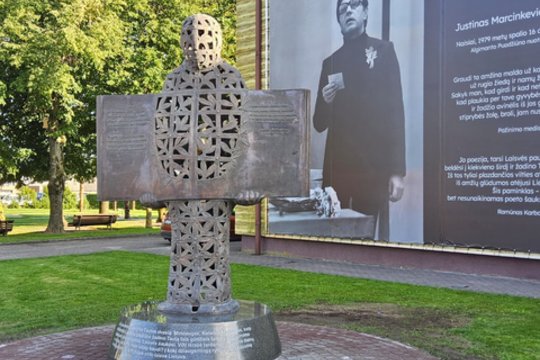 Naisiuosi išdygo paminklas poetui Justinui Marcinkevičiui