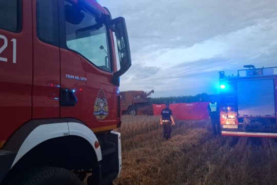Tragedija nuimant derlių: vyras kombainu pervažiavo savo sūnų