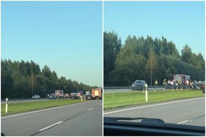 Masinė avarija greitkelyje Klaipėdos link: susidūrė 9 automobiliai, policija vairuotojams į telefonus siuntė įspėjimus