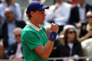 Bėdos nesibaigia: geriausias pasaulio tenisininkas praras milijonus „bonus“ pinigų