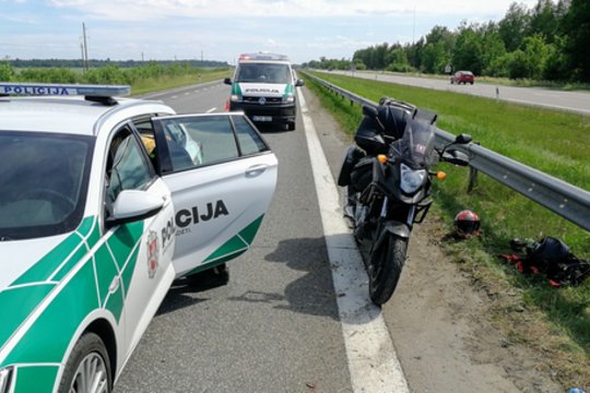 Atsitrenkęs į automobilį netoli Marijampolės nukentėjo motociklininkas