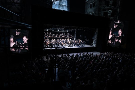 Romantinės operos garsai sklendė tarp vamzdynų ir kaminų