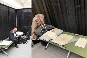 Rusijos žurnalistai skundžiasi „spartietiškomis“ sąlygomis Aliaskoje: nakvos ledo arenoje