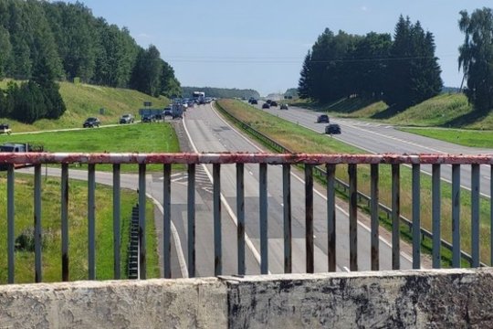 Ariogala verkė: po masinės avarijos autostradoje į pajūrį judėjęs transporto srautas plūdo per miestą