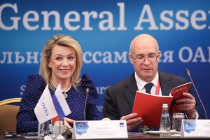 Maskva švenčia: po derybų Aliaskoje – D. Medvedevo ir M. Zacharovos džiaugsmas