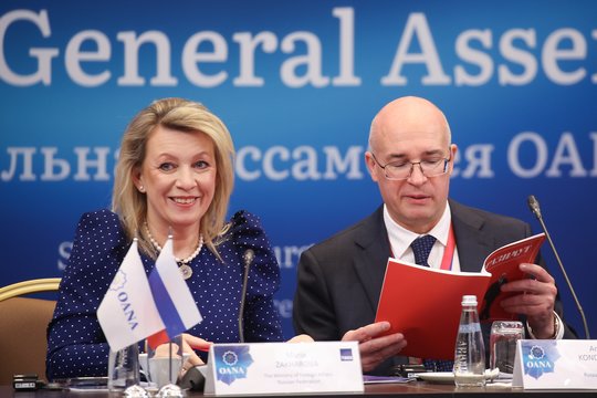 Maskva švenčia: po derybų Aliaskoje – D. Medvedevo ir M. Zacharovos džiaugsmas