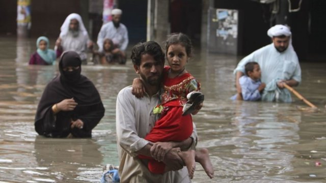 Pakistane potvyniai nusinešė daugiau nei 300 gyvybių: baiminamasi, kad skaičius išaugs