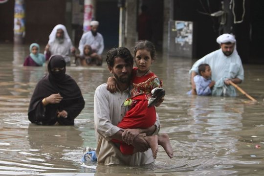 Pakistane potvyniai nusinešė daugiau nei 300 gyvybių: baiminamasi, kad skaičius išaugs
