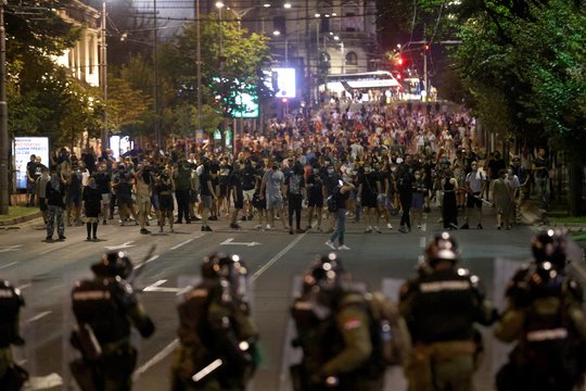 Serbijoje per protestus prieš prezidentą vėl kilo smurtas