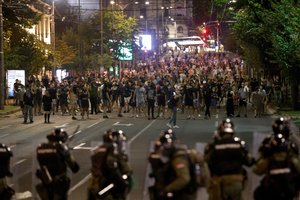 Serbijoje per protestus prieš prezidentą vėl kilo smurtas