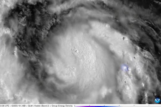 Uraganas prie JAV krantų sustiprėjo iki katastrofiškos 5 kategorijos: įspėja ruoštis