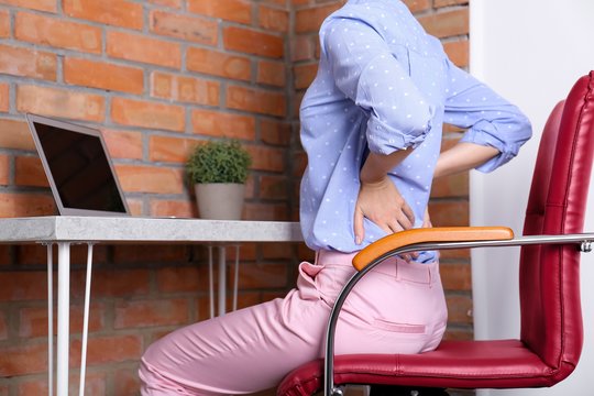 Ekspertai patarė, kaip išlikti sveikesniems dirbant sėdimą darbą: svarbu laiku atkreipti dėmesį