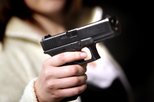 Jauna moteris Klaipėdoje pasiėmusi draugo pistoletą šovė į sieną