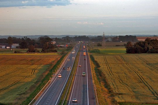Smurto proveržis greitkelyje nuo pat ankstyvo ryto – sumušęs girtą moterį vairuotojas ją tiesiog paliko kelkraštyje