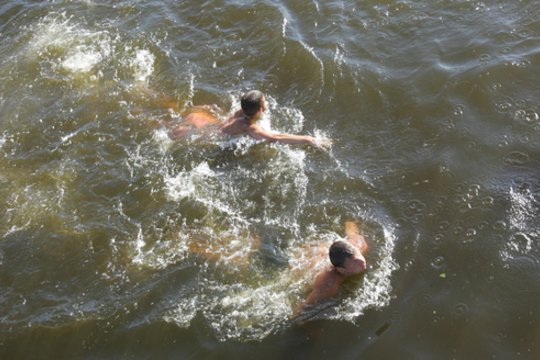 „Jis plūduriavo, bet galva jau buvo po vandeniu“ – dešimtmetis išgelbėjo skendusį penkiametį