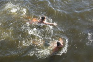 „Jis plūduriavo, bet galva jau buvo po vandeniu“ – dešimtmetis išgelbėjo skendusį penkiametį