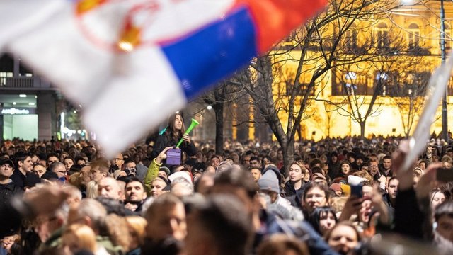 Serbijoje tęsiasi protestai prieš A. Vučičių: po susirėmimų su policija suimti dešimtys demonstrantų