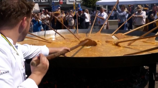 Šventinė tradicija Belgijoje: iš tūkstančių kiaušinių iškeptas keturių metrų pločio omletas