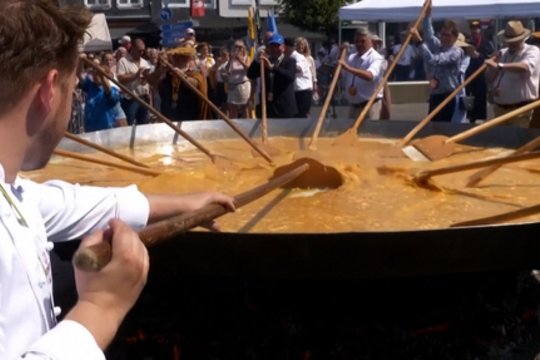 Šventinė tradicija Belgijoje: iš tūkstančių kiaušinių iškeptas keturių metrų pločio omletas