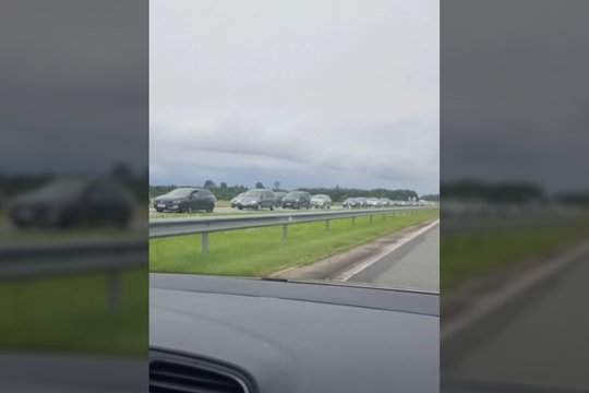 Perspėja grįžtančius iš pajūrio: autostradoje jau pradėjo formuotis spūstys
