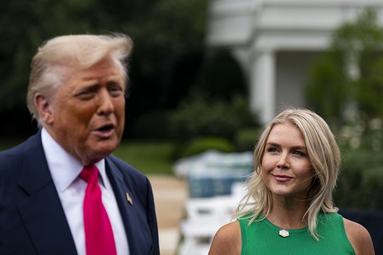 Neįprastas D. Trumpo elgesys pašiurpino internautus: gyrė savo spaudos sekretorės lūpas