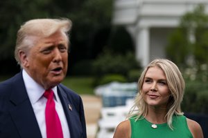 Neįprastas D. Trumpo elgesys pašiurpino internautus: gyrė savo spaudos sekretorės lūpas