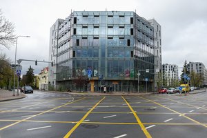 Treji metai pažadų, bet Maskvos namai nė krust: nejuokais įklimpo teismuose