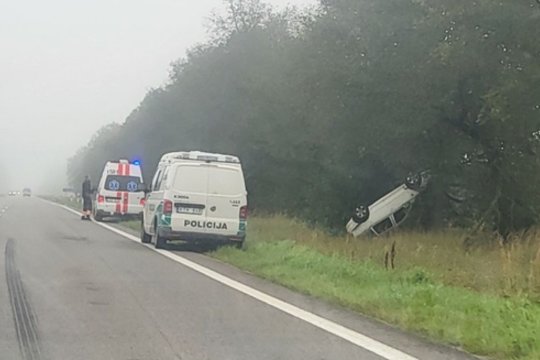 Ankstų rytą Jonavos r. nuo kelio nuskriejo ir vertėsi „Škoda“ – vairuotojas tiesiog užmigo