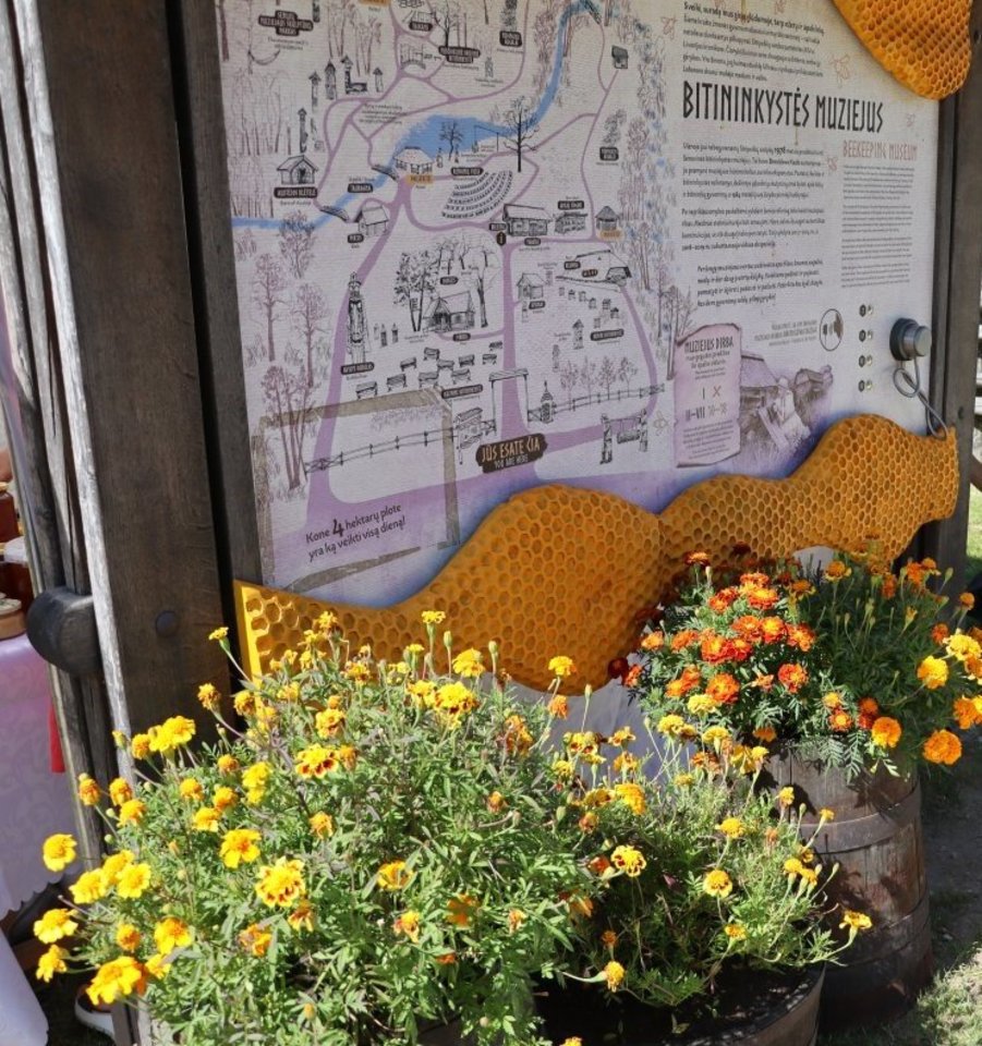 Ignalinos rajono Stripeikių kaime, Bitininkystės muziejaus erdvėse per Žolines kasmet vyksta tradicinė Medkopio pabaigos šventė