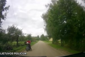 Jurbarko r. nufilmuotos nuo policijos sprukusio motorolerio gaudynės – sulaikytas vairuotojas pripūtė promilių